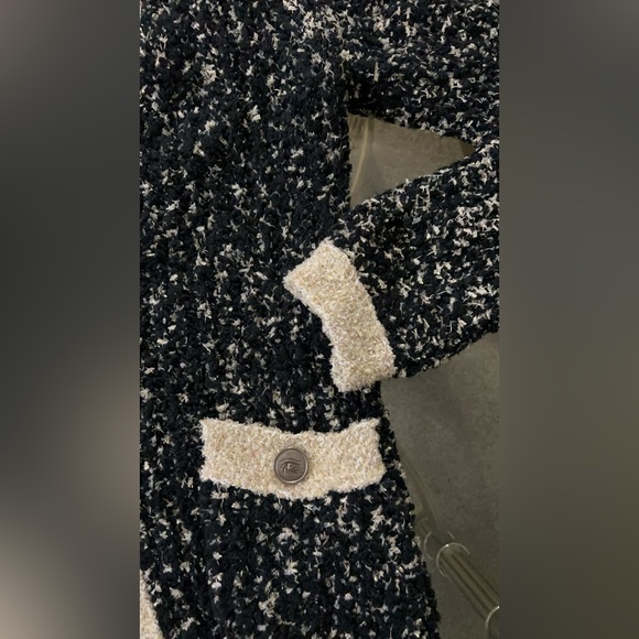 Chanel Black and Gold Tweed Egyptian Collections Cardigan - Picture 4 of 16